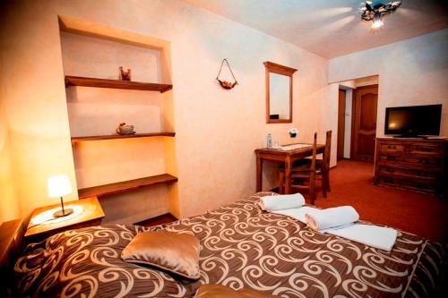 Una cama o camas en una habitación de Hotel Dwór Karolówka