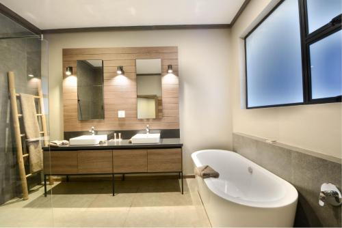 Bilik mandi di Zebula Golf Estate & Spa Executive Holiday Homes