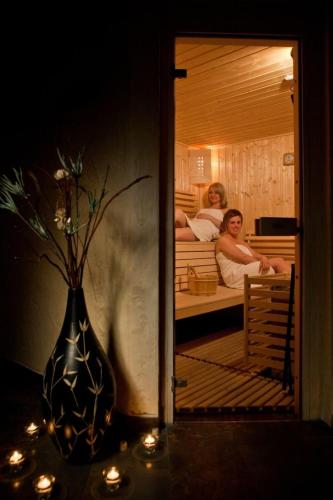 Una cama o camas en una habitación de Hotel Dwór Karolówka