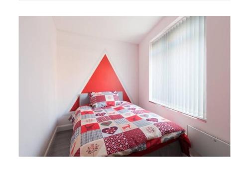 Cama o camas de una habitación en treetops flat3 Hall Green B28