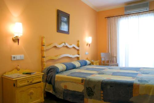En eller flere senger på et rom på Hotel Es Furió