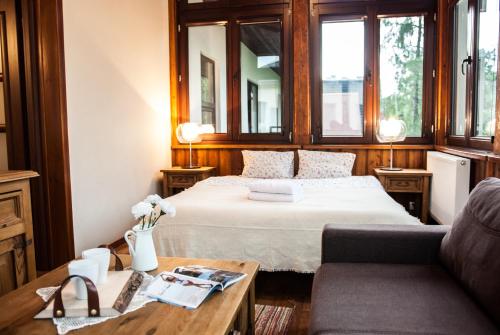 1 dormitorio con cama, sofá y mesa en Gimnazjalna 5 - Apartamenty i pokoje w Centrum Zakopanego, en Zakopane