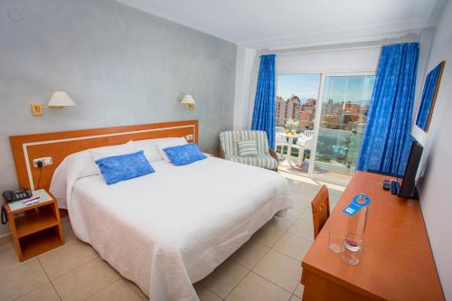 甘迪亞的住宿－唐帕波羅酒店，酒店客房设有床和窗户。