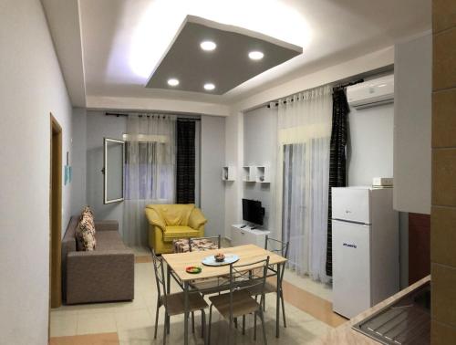 uma cozinha e uma sala de estar com mesa e cadeiras em Seaside apartment N 2 Golem em Golem