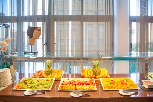 Un buffet de frutas y verduras en una mesa en Hotel Don Pablo, en Gandía