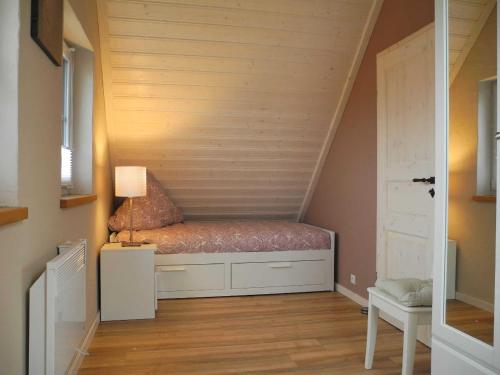 PolchowにあるFerienhaus Tietverdriewの部屋の角にベッドが備わる部屋