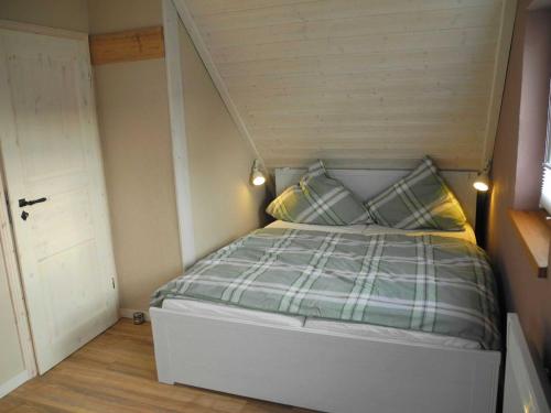 PolchowにあるFerienhaus Tietverdriewの小さなベッドルーム(枕2つ付きのベッド1台付)
