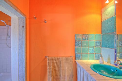 Bilik mandi di Villa Lorenza by PosarelliVillas