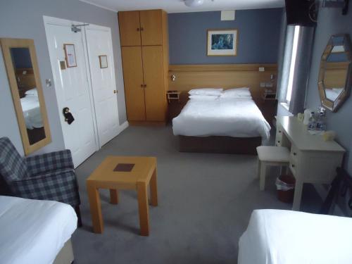 Templemore Arms Hotel tesisinde bir odada yatak veya yataklar