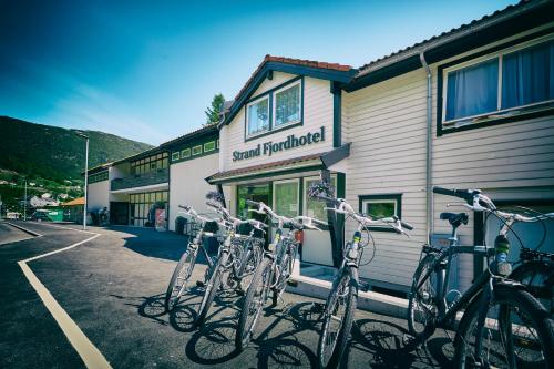 um grupo de bicicletas estacionadas fora de um edifício em Strand Fjordhotel em Ulvik