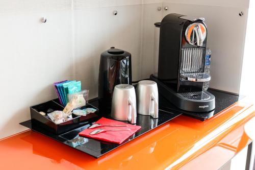 IsquesにあるAkoa Villaのカウンタートップにコーヒーメーカー付きのキッチンカウンター