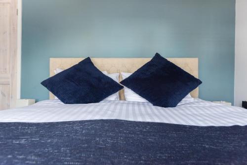 Una cama o camas en una habitación de Second Nest Nine Elms