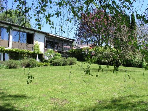 a house in a yard with a grass field at Humboldt-Haus in Achberg