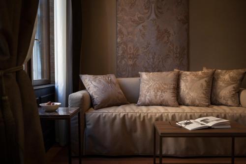 sala de estar con sofá y mesa en Aqua Apartments, en Venecia