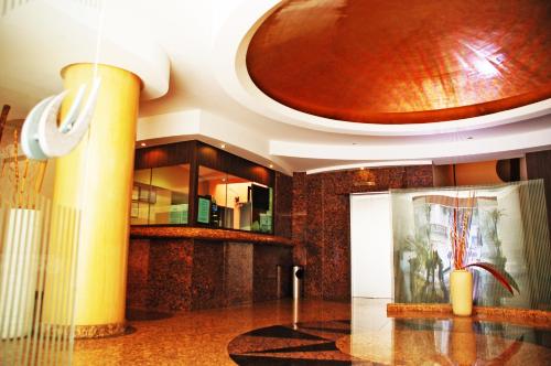 um átrio com um tecto grande e um vaso em Panorama Hotel  em Cidade do México