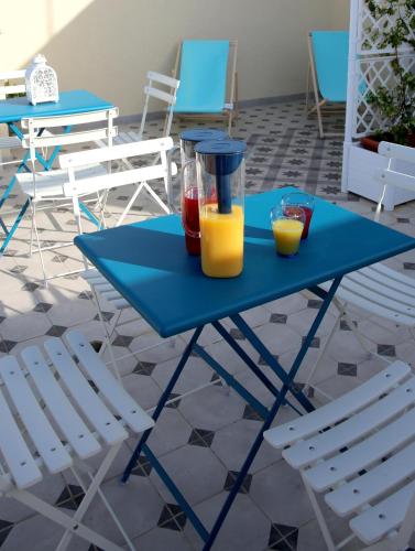 ポルトパーロにあるTaccone Homeの青いテーブル(オレンジジュース2杯付)