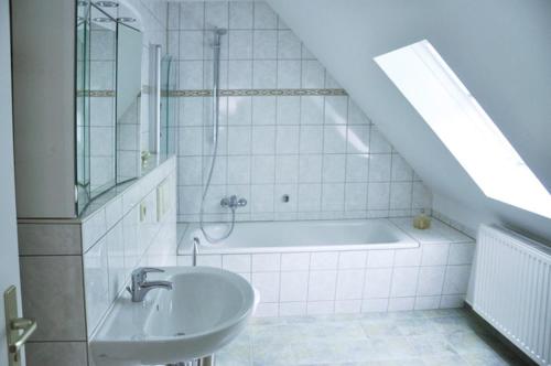 Ένα μπάνιο στο Haus am Berg - großes Haus mit Sauna für bis zu 10 Personen unweit vom Skihang