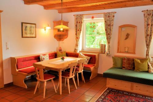 una sala da pranzo con tavolo, sedie e finestra di Urlaub am Haberlehof a Gurk