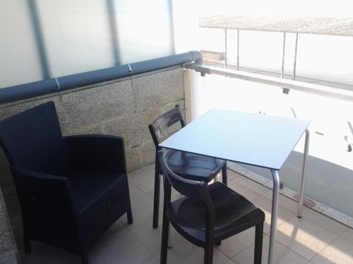 a table and two chairs and a white table and chairs at Guest House A&z in Espinho
