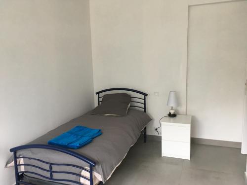 - une chambre avec un lit doté d'un sac bleu dans l'établissement Charmant 2 piece sur les hauteurs, à Chambéry
