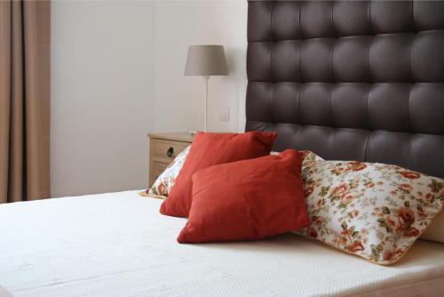 
A bed or beds in a room at Ereza Villas Alicia
