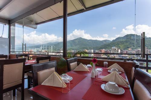 Nespecifikovaný výhled na hory nebo výhled na hory při pohledu z hotelu