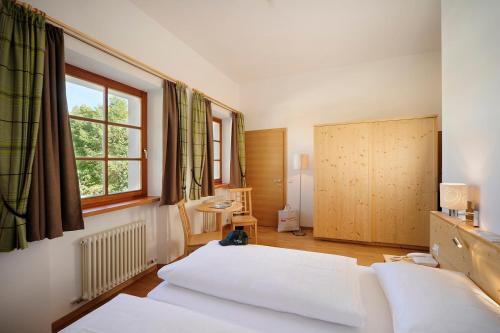 Un pat sau paturi într-o cameră la Hotel Masatsch