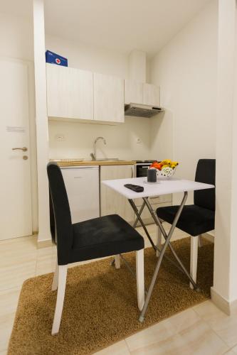 Kuchyň nebo kuchyňský kout v ubytování Apartmani Kristijan