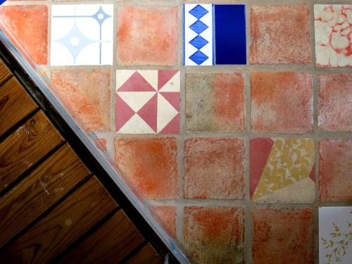 an overhead view of tiles on a kitchen floor at Pátio das Andorinhas in Ferreira do Alentejo