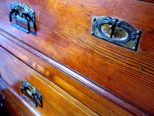 a wooden dresser with two metal handles on it at Pátio das Andorinhas in Ferreira do Alentejo