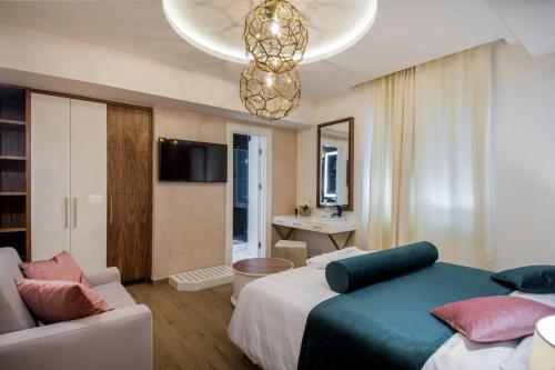 1 dormitorio con 2 camas, sofá y TV en Miraval Luxury Rooms, en Split