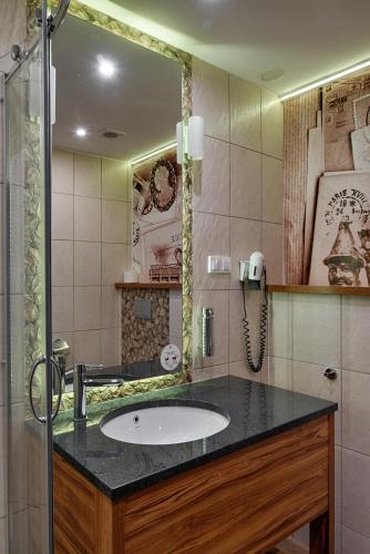 a bathroom with a sink and a shower at Boutique Hotel's Kwiska - Legnicka in Wrocław