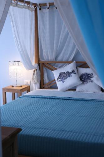 ポルトパーロにあるTaccone Homeのベッドルーム(青いベッド、天蓋付)