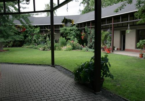 an outside view of a garden with a courtyard at Pension im Adventhaus in Lutherstadt Wittenberg