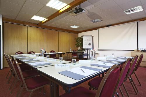 a conference room with a long table and chairs at Campanile Hotel & Restaurant Brussels Vilvoorde in Vilvoorde