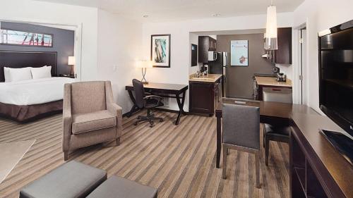 Pokój hotelowy z łóżkiem i biurkiem w obiekcie Hyatt House Mount Laurel w mieście Mount Laurel