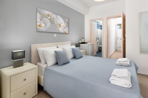 錫米的住宿－埃琳娜酒店，白色卧室设有一张大床和电视。