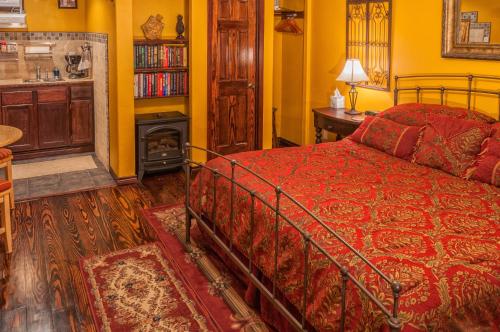 1 dormitorio con 1 cama, chimenea y fogones en Holiday Lodge on Canyon Lake, en Canyon Lake