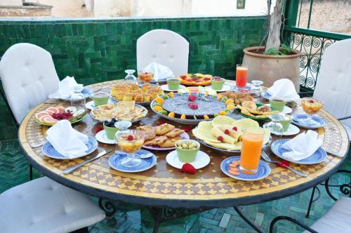 een tafel vol eten en drinken op een tafel bij Riad La Maison Verte in Fès