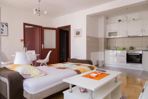 Kleines Zimmer mit einem Bett und einem Tisch in der Unterkunft Apartmans Centar in Trebinje