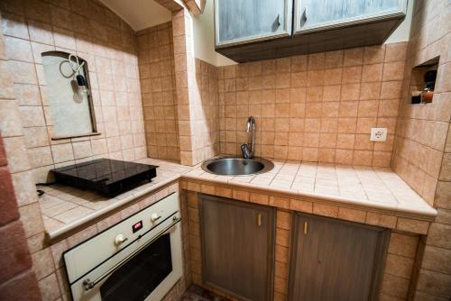 Dapur atau dapur kecil di Sunny House with Sauna