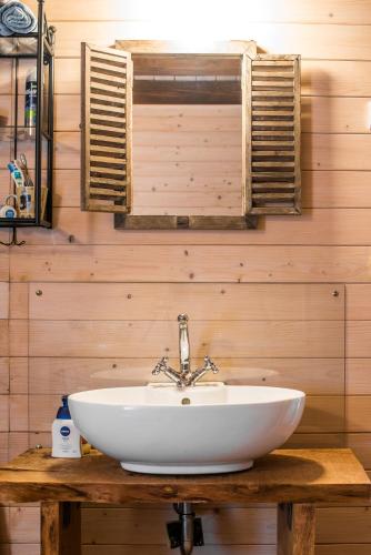 Bilik mandi di Sunny House with Sauna