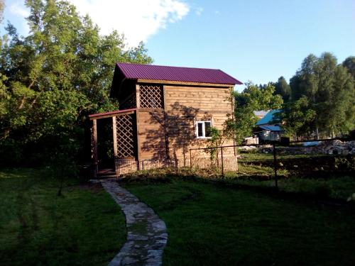 ベロクリハにあるGuest House Kovchegの小さな木造家屋(柵と庭付)