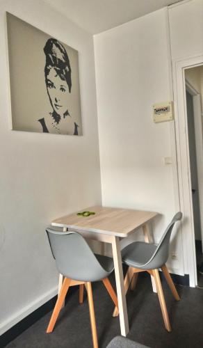 une table et deux chaises dans une pièce dans l'établissement Agreable appartement proche Gare, à Libourne