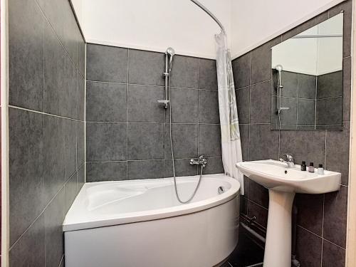 une salle de bain avec une baignoire blanche et un lavabo dans l'établissement Nestor&Jeeves - SQUARE PROMENADE - Central - Direct access sea, à Nice