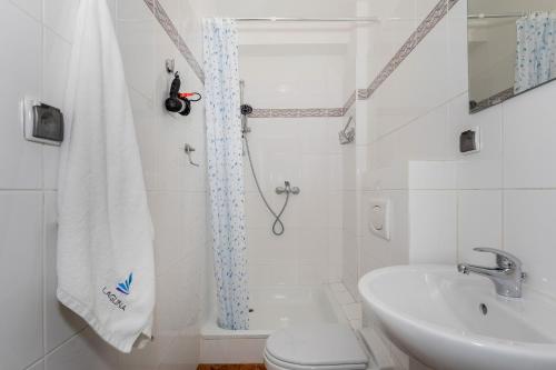 ビセウカにあるPremium Holiday House by Rentersのバスルーム(シャワー、トイレ、シンク付)