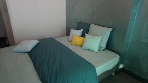 利布爾訥的住宿－Agreable appartement proche Gare，一张床上有四个枕头的房间