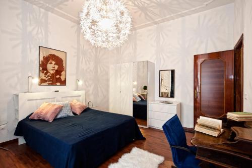 ローマにあるOpera Inn Suites - Rooms and Apartmentsのベッドルーム1室(ベッド1台、シャンデリア付)