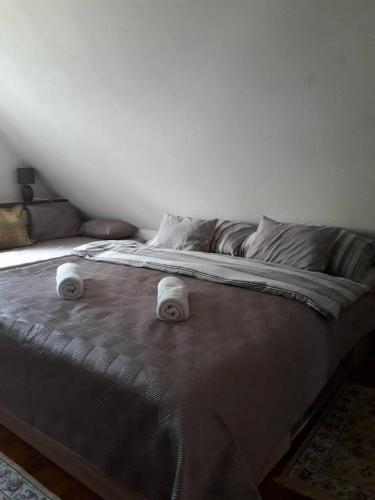 apartman-bartko في بانسكا شتيفنيتسا: سرير به وسادتان في غرفة النوم