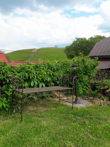 ławka na trawie obok pola w obiekcie apartman-bartko w Bańskiej Szczawnicy